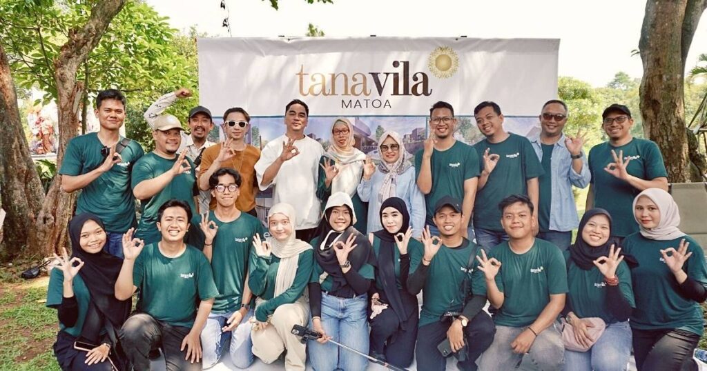 Tim Astana Group foto bersama dengan Oncy dan Enda Ungu setelah acara soft launching TanaVila Matoa