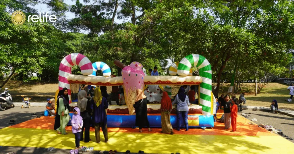 Anak-anak bermain di playground pada acara RGV Culinary Festival 2024