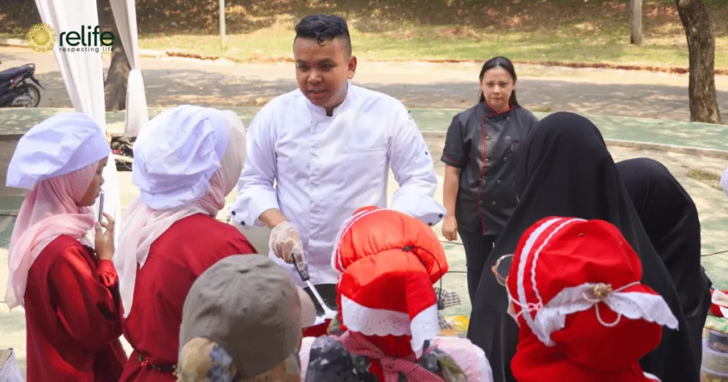 Chef Rizqan Fauzan melakukan demo masak selat solo di depan para tiga peserta terbaik dalam RGV Culinary Festival