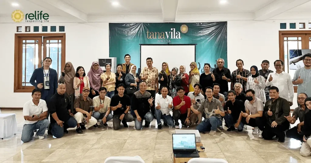 Tim RELIFE berfoto dengan para agen properti di acara Gathering Agent yang berlokasi di TanaVila Matoa