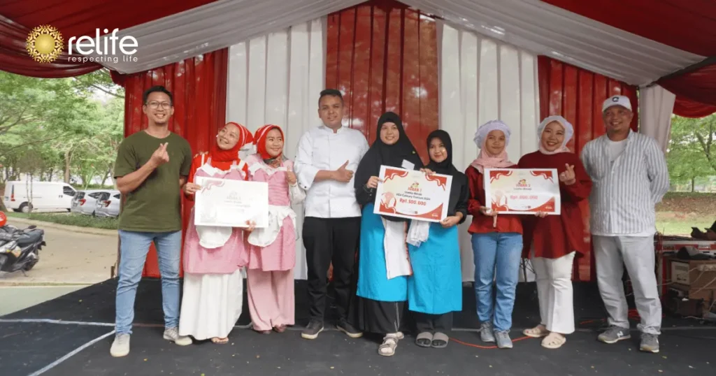 Para pemenang lomba memasak berfoto dengan chef Rizqan Fauzan, GM East Area RELIFE, dan PMO Marketing Manager RELIFE